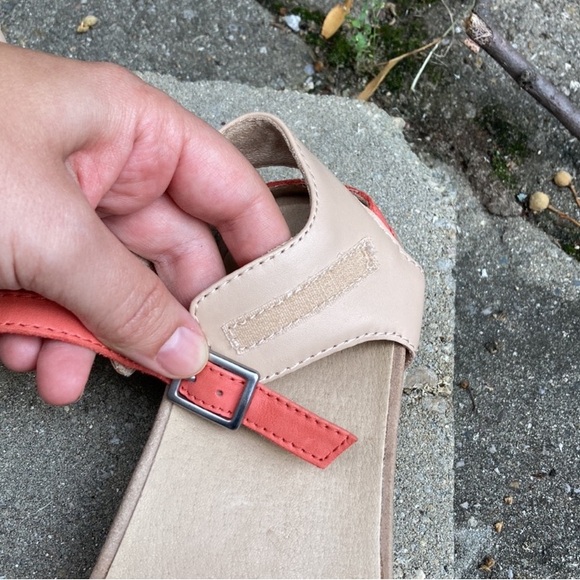 Earthshoe salmon sandals - Picture 7 of 7